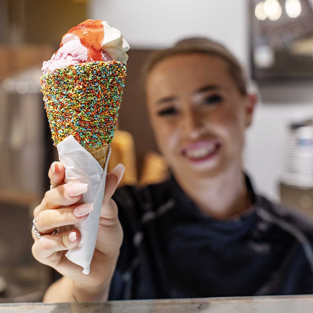 Employee from Sv Michelsen in Frederiksberg hands out an ice cream.